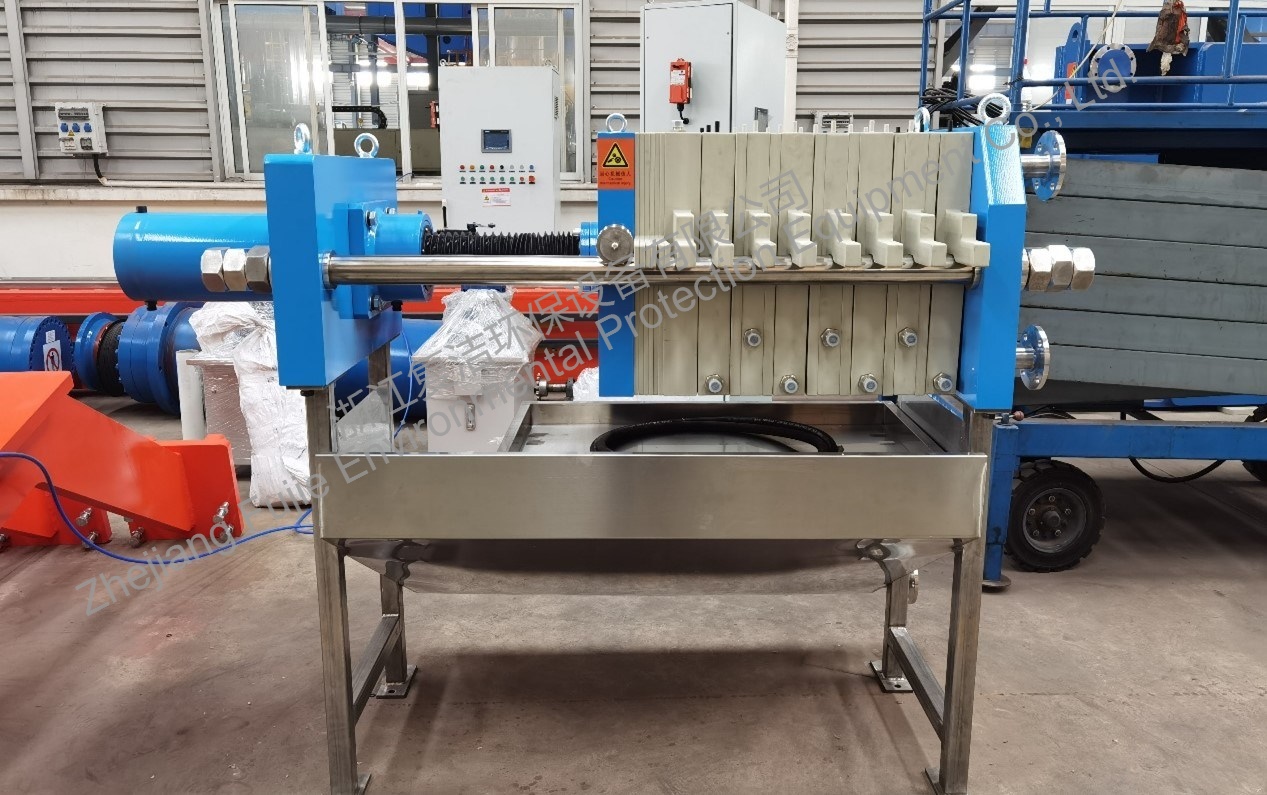 Instalaci&oacute;n de filtro prensa de presi&oacute;n industrial dentro de una instalaci&oacute;n de fabricaci&oacute;n moderna