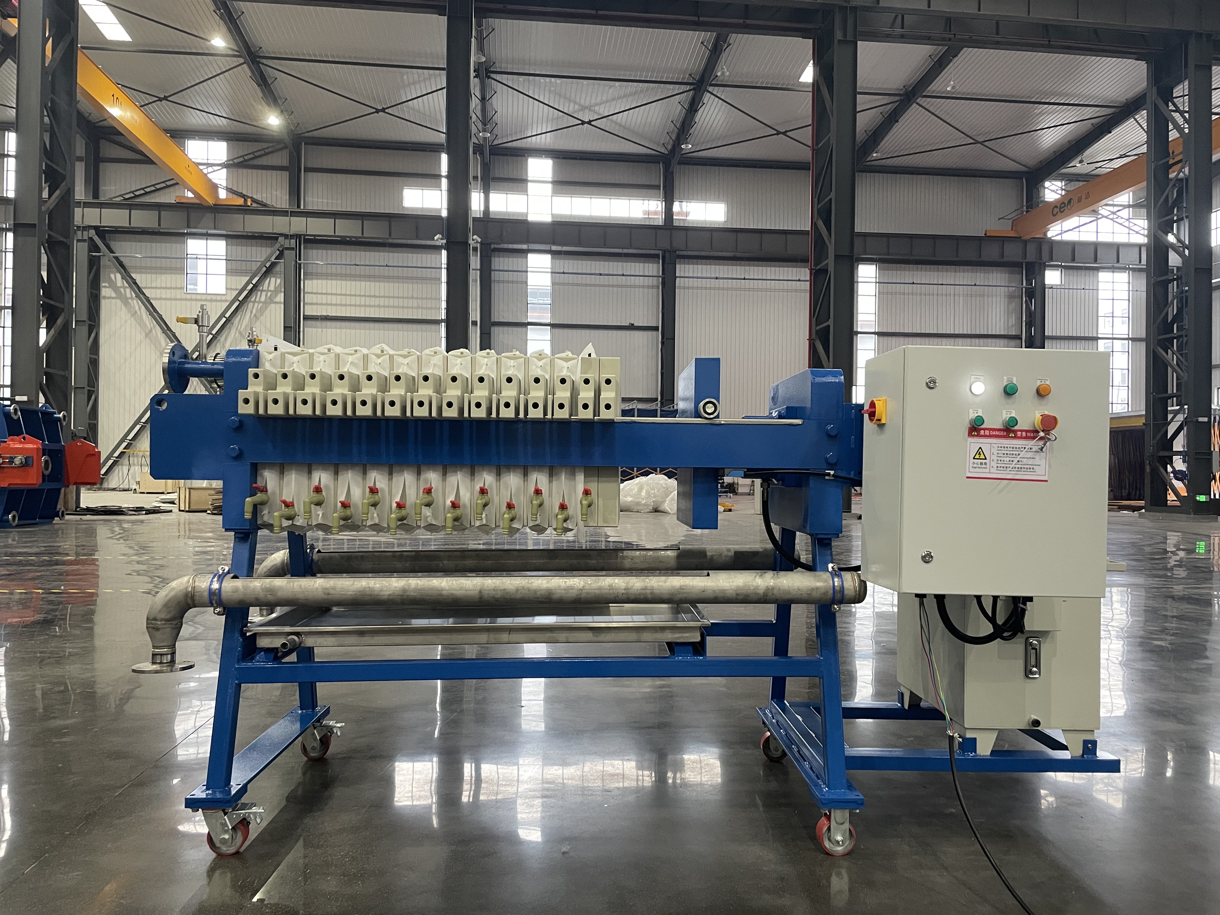 M&aacute;quina de filtrado de presi&oacute;n industrial que separa s&oacute;lidos de l&iacute;quidos